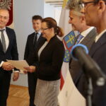 Promesy na usuwanie skutków klęsk żywiołowych. Wręczenia promes dokonali: Bartłomiej Dorywalski – wicewojewoda świętokrzyski, Agata Wojtyszek – wojewoda świętokrzyski, Krzysztof Słoń - senator PiS / Wiktor Taszłow / Radio Kielce