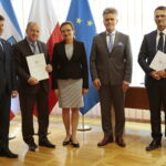 Promesy na usuwanie skutków klęsk żywiołowych. Wręczenia promes dokonali: Bartłomiej Dorywalski – wicewojewoda świętokrzyski, Agata Wojtyszek – wojewoda świętokrzyski, Krzysztof Słoń - senator PiS / Wiktor Taszłow / Radio Kielce