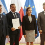 Promesy na usuwanie skutków klęsk żywiołowych. Wręczenia promes dokonali: Bartłomiej Dorywalski – wicewojewoda świętokrzyski, Agata Wojtyszek – wojewoda świętokrzyski, Krzysztof Słoń - senator PiS / Wiktor Taszłow / Radio Kielce