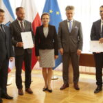 Promesy na usuwanie skutków klęsk żywiołowych. Wręczenia promes dokonali: Bartłomiej Dorywalski – wicewojewoda świętokrzyski, Agata Wojtyszek – wojewoda świętokrzyski, Krzysztof Słoń - senator PiS / Wiktor Taszłow / Radio Kielce