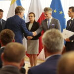 Promesy na usuwanie skutków klęsk żywiołowych. Wręczenia promes dokonali: Bartłomiej Dorywalski – wicewojewoda świętokrzyski, Agata Wojtyszek – wojewoda świętokrzyski, Krzysztof Słoń - senator PiS / Wiktor Taszłow / Radio Kielce