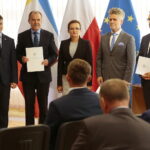 Promesy na usuwanie skutków klęsk żywiołowych. Wręczenia promes dokonali: Bartłomiej Dorywalski – wicewojewoda świętokrzyski, Agata Wojtyszek – wojewoda świętokrzyski, Krzysztof Słoń - senator PiS / Wiktor Taszłow / Radio Kielce