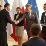 Promesy na usuwanie skutków klęsk żywiołowych. Wręczenia promes dokonali: Bartłomiej Dorywalski – wicewojewoda świętokrzyski, Agata Wojtyszek – wojewoda świętokrzyski, Krzysztof Słoń - senator PiS / Wiktor Taszłow / Radio Kielce