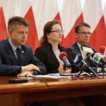 Konferencja u wojewody dotycząca szacowania strat w uprawach spowodowanych wystąpieniem suszy. Na zdjęciu (od lewej): Bartłomiej Dorywalski – wicewojewoda świętokrzyski, Agata Wojtyszek – wojewoda świętokrzyski, Andrzej Klimczak / Wiktor Taszłow / Radio Kielce