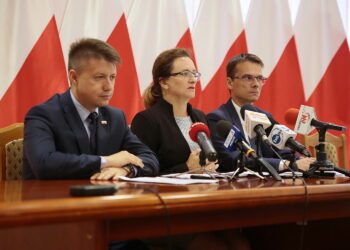 Konferencja u wojewody dotycząca szacowania strat w uprawach spowodowanych wystąpieniem suszy. Na zdjęciu (od lewej): Bartłomiej Dorywalski – wicewojewoda świętokrzyski, Agata Wojtyszek – wojewoda świętokrzyski, Andrzej Klimczak / Wiktor Taszłow / Radio Kielce