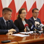 Konferencja u wojewody dotycząca szacowania strat w uprawach spowodowanych wystąpieniem suszy. Na zdjęciu (od lewej): Bartłomiej Dorywalski – wicewojewoda świętokrzyski, Agata Wojtyszek – wojewoda świętokrzyski, Andrzej Klimczak / Wiktor Taszłow / Radio Kielce