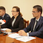 Konferencja u wojewody dotycząca szacowania strat w uprawach spowodowanych wystąpieniem suszy. Na zdjęciu (od lewej): Bartłomiej Dorywalski – wicewojewoda świętokrzyski, Agata Wojtyszek – wojewoda świętokrzyski, Andrzej Klimczak, / Wiktor Taszłow / Radio Kielce