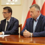 Konferencja u wojewody dotycząca szacowania strat w uprawach spowodowanych wystąpieniem suszy. Na zdjęciu (od lewej): Andrzej Klimczak, Jerzy Pośpiech - dyrektor Świętokrzyskiego Ośrodka Doradztwa Rolniczego w Modliszewicach / Wiktor Taszłow / Radio Kielce