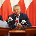 Konferencja u wojewody dotycząca szacowania strat w uprawach spowodowanych wystąpieniem suszy. Na zdjęciu (od lewej): Jerzy Pośpiech - dyrektor Świętokrzyskiego Ośrodka Doradztwa Rolniczego w Modliszewicach. / Wiktor Taszłow / Radio Kielce