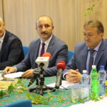 Konferencja - Dożynki Powiatu Kieleckiego. Na zdjęciu (od lewej): Piotr Wilczak – wójt Gminy Mniów, Mariusz Ściana – członek zarządu powiatu w Kielcach, Mirosław Gębski – starosta kielecki / Wiktor Taszłow / Radio Kielce