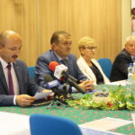 Konferencja - Dożynki Powiatu Kieleckiego. Na zdjęciu (od lewej): Mariusz Ściana – członek zarządu powiatu w Kielcach, Mirosław Gębski – starosta kielecki, , Bożena Zapała, Andrzej Bozowski – rolnik z Porąbek / Wiktor Taszłow / Radio Kielce