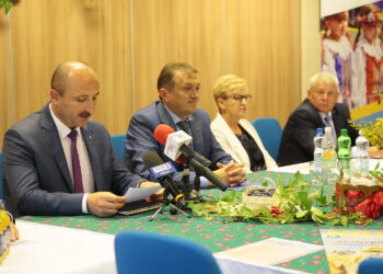 Konferencja - Dożynki Powiatu Kieleckiego. Na zdjęciu (od lewej):  Mariusz Ściana – członek zarządu powiatu w Kielcach, Mirosław Gębski – starosta kielecki, , Bożena Zapała, Andrzej Bozowski – rolnik z Porąbek / Wiktor Taszłow / Radio Kielce