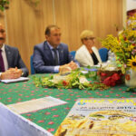 Konferencja - Dożynki Powiatu Kieleckiego. Na zdjęciu (od lewej): Mariusz Ściana – członek zarządu powiatu w Kielcach, Mirosław Gębski – starosta kielecki, Bożena Zapała / Wiktor Taszłow / Radio Kielce