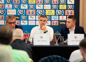 Konferencja prasowa Korony Kielce. Od lewej: Krzysztof Zając - prezes zarządu Korony, Gino Lettieri - trener Korony i Rafał Kielczyk - rzecznik prasowy Korony / Wiktor Taszłow / Radio Kielce