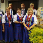 Konferencja - Dożynki Powiatu Kieleckiego. Na zdjęciu (w tylnym rzędzie): Piotr Wilczak – wójt Gminy Mniów, Mariusz Ściana – członek zarządu powiatu w Kielcach / Wiktor Taszłow / Radio Kielce