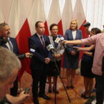 Briefing prasowy wojewody oraz wiceministra cyfryzacji. Na zdjęciu (od lewej): Kazimierz Mądzik - świętokrzyski kurator oświaty, Adam Andruszewicz – wiceminister cyfryzacji, Agata Wojtyszek - wojewoda świętokrzyski, Renata Janik - wicemarszałek Województwa Świętokrzyskiego / Wiktor Taszłow / Radio Kielce