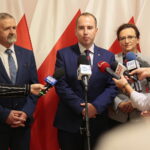 Briefing prasowy wojewody oraz wiceministra cyfryzacji. Na zdjęciu (od lewej): Kazimierz Mądzik - świętokrzyski kurator oświaty, Adam Andruszewicz – wiceminister cyfryzacji, Agata Wojtyszek - wojewoda świętokrzyski / Wiktor Taszłow / Radio Kielce