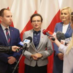 Briefing prasowy wojewody oraz wiceministra cyfryzacji. Na zdjęciu (od lewej): Adam Andruszewicz – wiceminister cyfryzacji, Agata Wojtyszek - wojewoda świętokrzyski, Renata Janik - wicemarszałek Województwa Świętokrzyskiego / Wiktor Taszłow / Radio Kielce