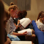 Próby stolikowe do czytania sztuki "Malala" / Wiktor Taszłow / Radio Kielce