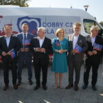 Prezentacja "PiS-busa". Na zdjęciu od lewej: Maksymilian Ślusarczyk - mecenas, Marek Kwitek – poseł, Michał Cieślak – poseł, Krzysztof Lipiec - poseł PiS, Anna Krupka - wiceminister sportu i turystyki, Krzysztof Słoń - senator, Bogdan Latosiński – poseł PiS, Patrycja Iwańska-Bęben / Wiktor Taszłow / Radio Kielce