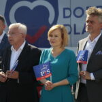 Prezentacja "PiS-busa". Na zdjęciu od lewej: Michał Cieślak – poseł, Krzysztof Lipiec - poseł PiS, Anna Krupka - wiceminister sportu i turystyki, Krzysztof Słoń - senator Rzeczypospolitej Polskiej / Wiktor Taszłow / Radio Kielce