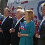 Prezentacja "PiS-busa". Na zdjęciu od lewej: Maksymilian Ślusarczyk - mecenas, Marek Kwitek – poseł, Michał Cieślak – poseł, Krzysztof Lipiec - poseł PiS, Anna Krupka - wiceminister sportu i turystyki, Krzysztof Słoń - senator Rzeczypospolitej Polskiej / Wiktor Taszłow / Radio Kielce