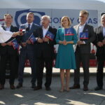 Prezentacja "PiS-busa". Na zdjęciu od lewej: Marek Kwitek – poseł, Michał Cieślak – poseł, Krzysztof Lipiec - poseł PiS,Anna Krupka - wiceminister sportu i turystyki, Krzysztof Słoń - senator Rzeczypospolitej Polskiej, Bogdan Latosiński – poseł PiS, Patrycja Iwańska-Bęben / Wiktor Taszłow / Radio Kielce