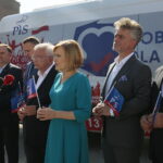 Prezentacja "PiS-busa". Na zdjęciu od lewej: Maksymilian Ślusarczyk - mecenas, Marek Kwitek – poseł, Michał Cieślak – poseł, Krzysztof Lipiec - poseł PiS, Anna Krupka - wiceminister sportu i turystyki, Krzysztof Słoń - senator Rzeczypospolitej Polskiej, Bogdan Latosiński – poseł PiS / Wiktor Taszłow / Radio Kielce