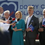 Prezentacja "PiS-busa". Na zdjęciu od lewej: Marek Kwitek – poseł, Michał Cieślak – poseł, Krzysztof Lipiec - poseł PiS, Anna Krupka - wiceminister sportu i turystyki, Krzysztof Słoń - senator Rzeczypospolitej Polskiej, Bogdan Latosiński – poseł PiS / Wiktor Taszłow / Radio Kielce