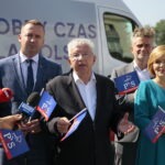 Prezentacja "PiS-busa". Na zdjęciu od lewej: Marek Kwitek – poseł, Michał Cieślak – poseł, Krzysztof Lipiec - poseł PiS, Krzysztof Słoń - senator Rzeczypospolitej Polskie, Anna Krupka - wiceminister sportu i turystyki  / Wiktor Taszłow / Radio Kielce