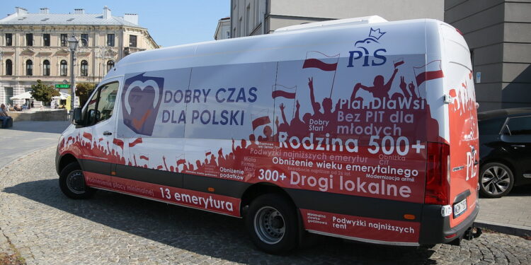 Prezentacja "PiS-busa" / Wiktor Taszłow / Radio Kielce