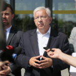 Rejestracja list wyborczych PiS w siedzibie lokalnej KBW. Na zdjęciu (od lewej): Piotr Zegadło i Krzysztof Lipiec - poseł / Wiktor Taszłow / Radio Kielce