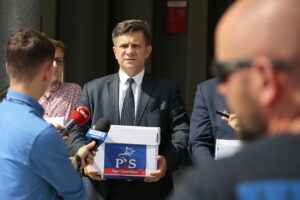 Rejestracja list wyborczych PiS w siedzibie lokalnej KBW. Na zdjęciu: Jacek Włosowicz – senator / Wiktor Taszłow / Radio Kielce