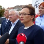 Sandomierz. Prawo i Sprawiedliwość rozpoczyna zbieranie podpisów na Sandomierszczyźnie. Na zdjęciu (od lewej): poseł Maria Zuba, senator Jarosław Rusiecki, poseł Krzysztof Lipiec, wojewoda Agata Wojtyszek i Małgorzata Jalowska - wicestarosta opatowski, kandydatka na posła / Emilia Sitarska / Radio Kielce