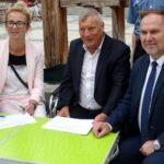 Sandomierz. Prawo i Sprawiedliwość rozpoczyna zbieranie podpisów na Sandomierszczyźnie. Na zdjęciu (pierwszy po prawej): Marek Kwitek - poseł / Emilia Sitarska / Radio Kielce