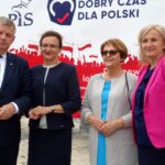 Sandomierz. Prawo i Sprawiedliwość rozpoczyna zbieranie podpisów na Sandomierszczyźnie. Na zdjęciu (od lewej): senator Jarosław Rusiecki, wojewoda Agata Wojtyszek, poseł Maria Zuba i Dorota Stępień-Zająć - kandydatka na posła / Emilia Sitarska / Radio Kielce