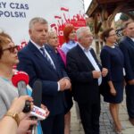 Sandomierz. Prawo i Sprawiedliwość rozpoczyna zbieranie podpisów na Sandomierszczyźnie. Na zdjęciu (od lewej): poseł Maria Zuba, senator Jarosław Rusiecki, poseł Krzysztof Lipiec, wojewoda Agata Wojtyszek, poseł Marek Kwitek i poseł Andrzej Kryj / Emilia Sitarska / Radio Kielce
