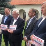 Od lewej: Stanisław Batóg, przewodniczący zarządu powiatowego PIS w Staszowie, Marek Kwitek - poseł PiS, Krzysztof Lipiec - poseł PiS, Marek Strzała wiceprzewodniczący Sejmiku Województwa Świętokrzyskiego, Józef Żółciak - starosta staszowski / Grażyna-Szlęzak-Wójcik / Radio Kielce