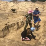 Odkrycie archeologiczne w Wilczycach. Od lewej:  Aleksandra Partyńska, Natalia Romek i Maciej Wilczyński / Grażyna-Szlęzak-Wójcik / Radio Kielce