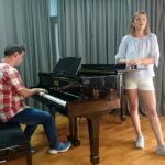 Uczestniczka warsztatów – Marta Wąs. Przy fortepianie Mateusz Lasatowicz / Dorota Klusek / Radio Kielce