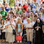 8.8.2016 Kielce. Pielgrzymi zmierzający na Jasną Górę dotarli do Kielc. Uroczysta msza święta na placu przy Katedrze sprawowana przez biskupa Jana Piotrowskiego. / Wojciech Habdas / Radio Kielce