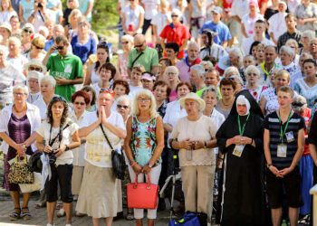 8.8.2016 Kielce. Pielgrzymi zmierzający na Jasną Górę dotarli do Kielc. Uroczysta msza święta na placu przy Katedrze sprawowana przez biskupa Jana Piotrowskiego. / Wojciech Habdas / Radio Kielce