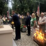 Sandomierz. 75. rocznica wybuchu Powstania Warszawskiego. Wieniec składa Marcin Marzec - burmistrz Sandomierza / Grażyna Szlęzak - Wójcik / Radio Kielce