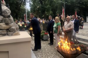 Sandomierz. 75. rocznica wybuchu Powstania Warszawskiego. Wieniec składa Marcin Marzec - burmistrz Sandomierza / Grażyna Szlęzak - Wójcik / Radio Kielce