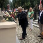 Sandomierz. 75. rocznica wybuchu Powstania Warszawskiego. Wieniec składa Krzysztof Szatan - radny miejski / Grażyna Szlęzak - Wójcik / Radio Kielce