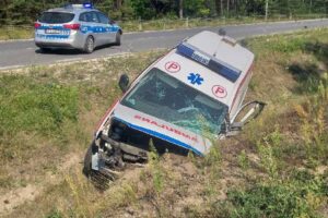 Wypadek z udziałem karetki pogotowia na drodze wojewódzkiej numer 728 / TVP3 Kielce