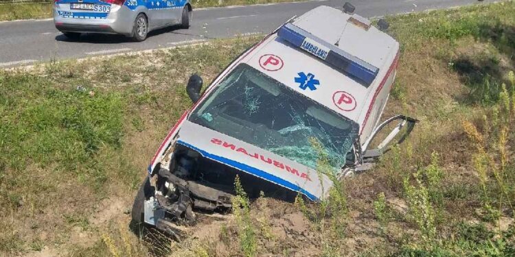 Wypadek z udziałem karetki pogotowia na drodze wojewódzkiej numer 728 / TVP3 Kielce
