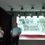 01.09.2019. Końskie. Prezentacja zdjęć z okresu okupacji w latach 1939-1945. Na zdjęciu (od lewej): Krzysztof Woźniak i Krzysztof Obratański - burmistrz Końskich / Magdalena Galas-Klusek / Radio Kielce