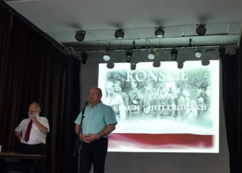 01.09.2019. Końskie. Prezentacja zdjęć z okresu okupacji w latach 1939-1945. Na zdjęciu (od lewej): Krzysztof Woźniak i Krzysztof Obratański - burmistrz Końskich / Magdalena Galas-Klusek / Radio Kielce