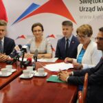 Konferencja wojewody świętokrzyskiego. Od lewej: Krzysztof Słoń - senator PiS, Agata Wojtyszek - wojewoda świętokrzyski, Bartłomiej Dorywalski - wicewojewoda świętokrzyski, Maria Zuba - poseł PiS i Andrzej Klimczak - dyrektor infrastruktury i rozwoju ŚUW / Świętokrzyski Urząd Wojewódzki